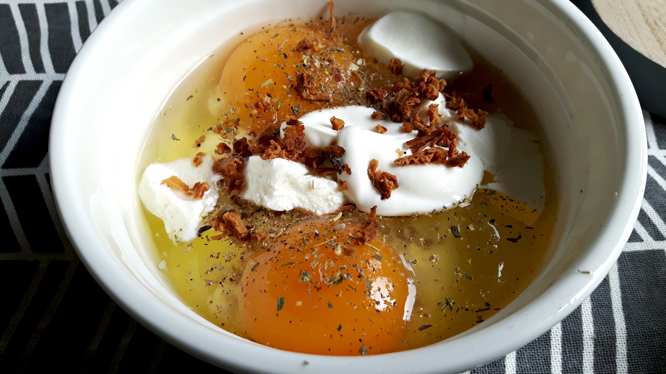 Ouă ”en cocotte” cu ciuperci, iaurt grecesc, unt cu trufe, brânză de capră și cașcaval afumat