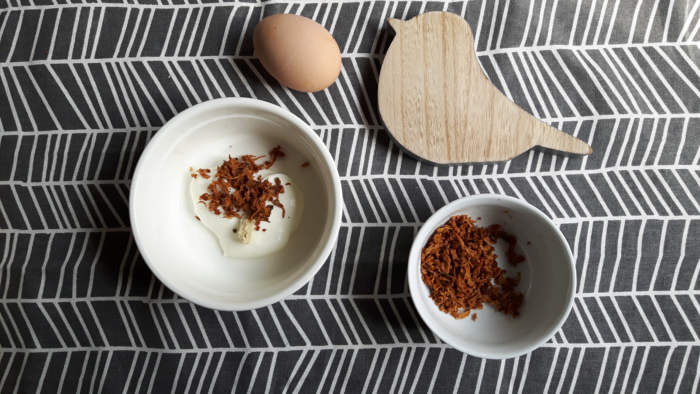 Ouă ”en cocotte” cu ciuperci, iaurt grecesc, unt cu trufe, brânză de capră și cașcaval afumat