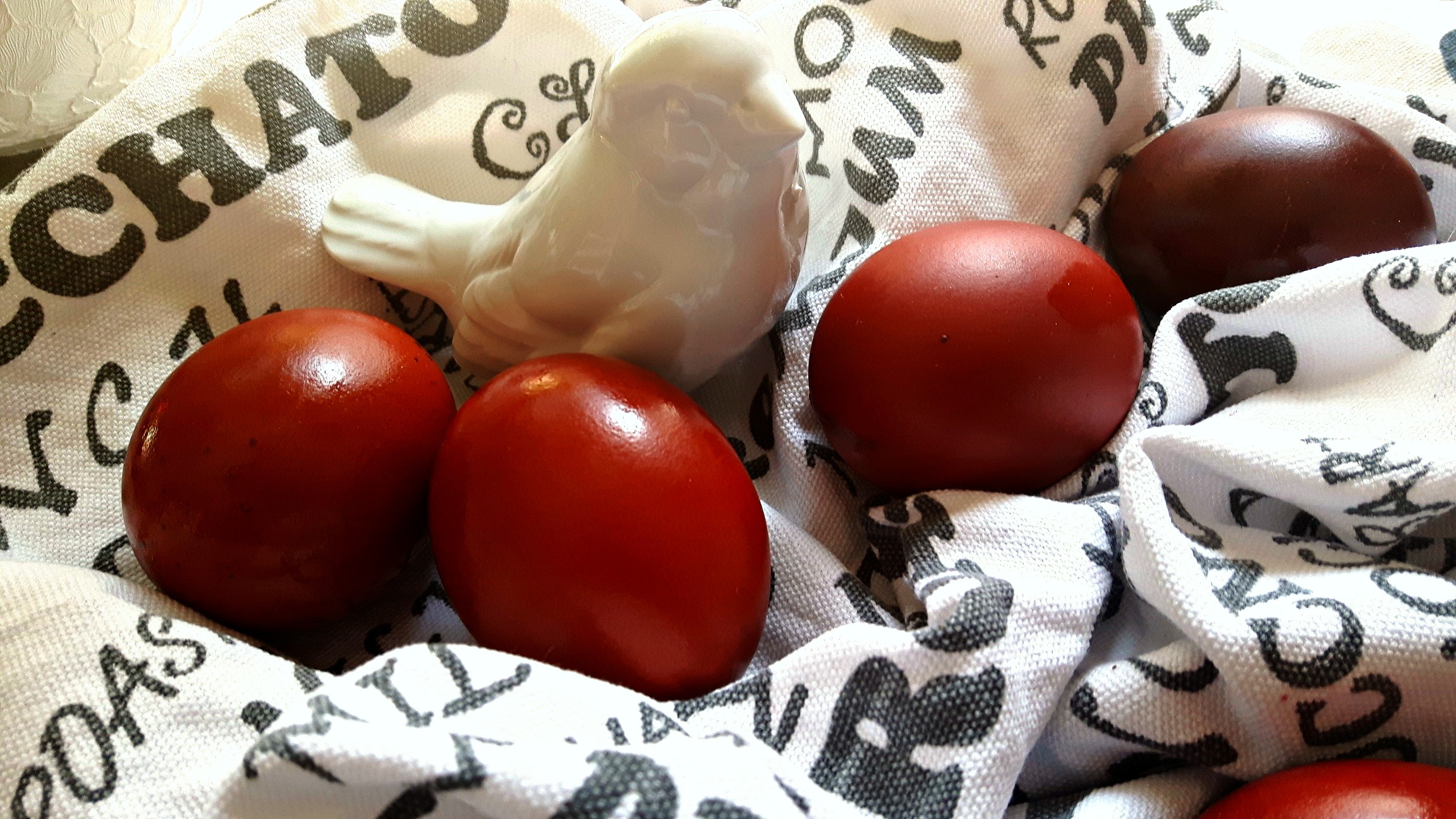 Vopsește ouăle roșii în mod natural