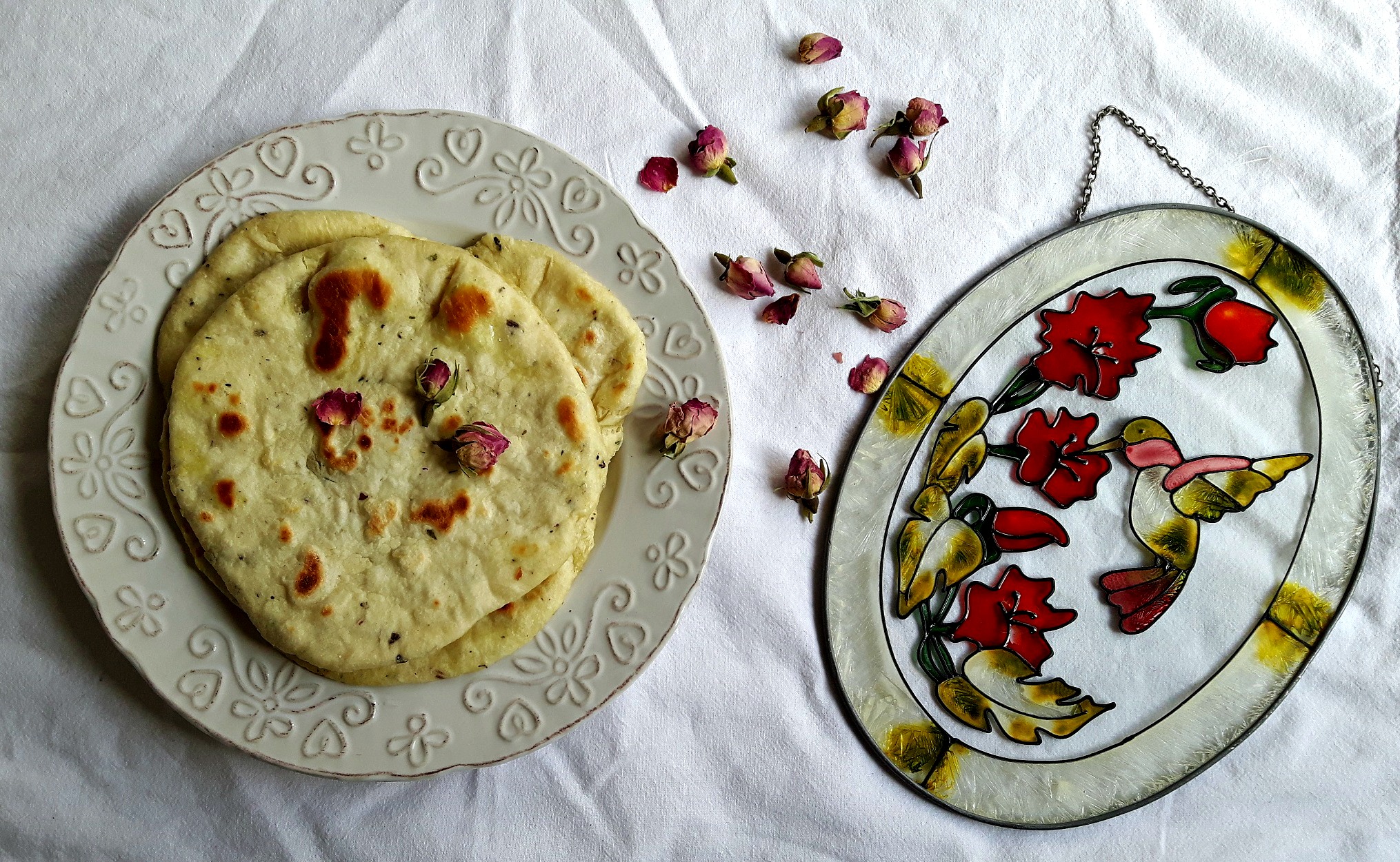 Special de 8 Martie. Pâine plată mediteraneană cu boboci de lavandă și trandafir