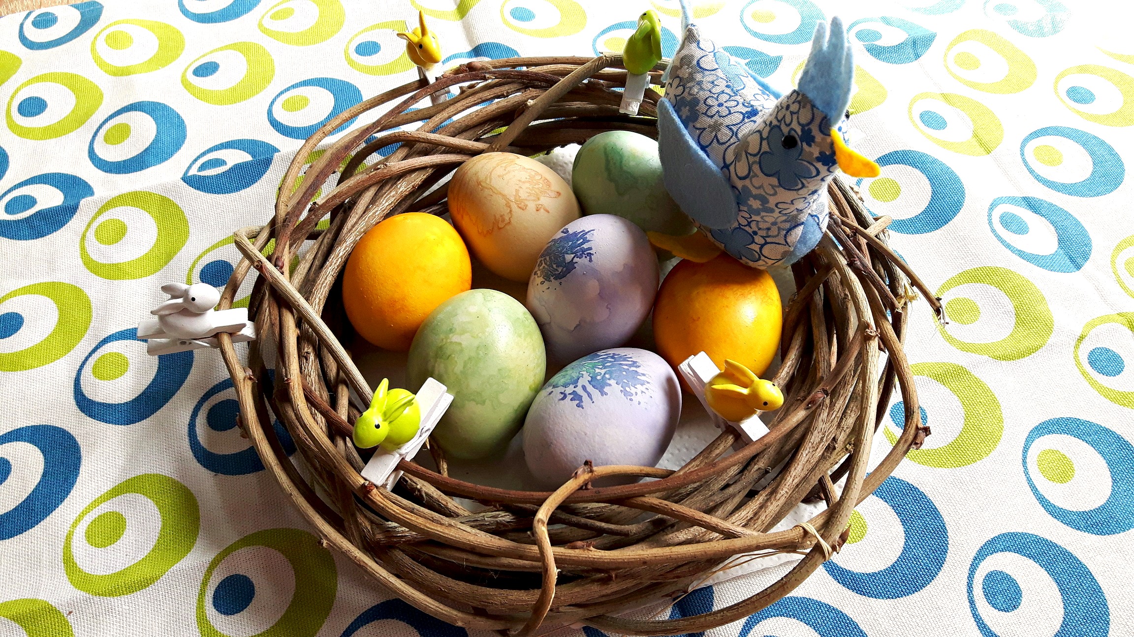 Patru feluri de a vopsi ouăle de Paști în mod natural