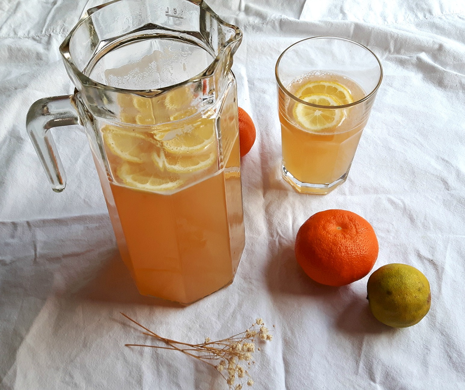 Uită de suc! Bea limonadă cu grepfruit, portocale, lămâi și miere